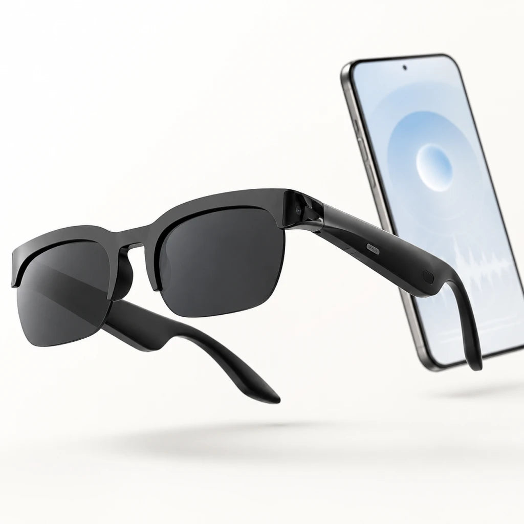 Lunettes intelligentes NordaLens avec caméra 8K et téléphone sur fond blanc
